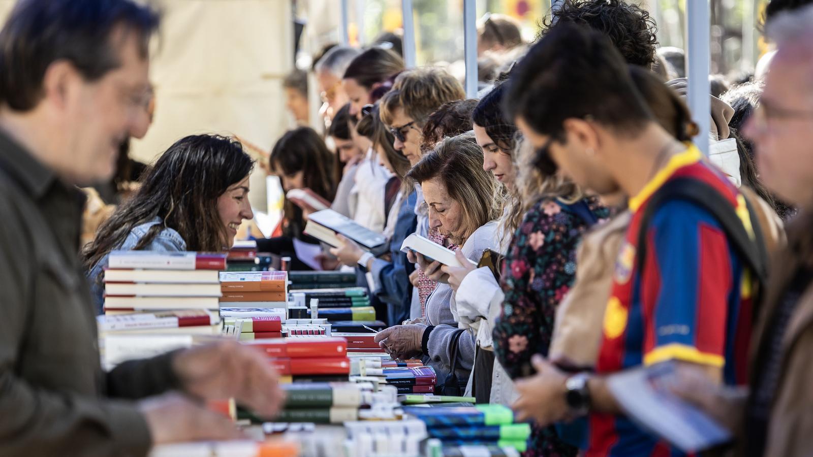 Katalonya'da Sant Jordi Coşkusu: Kitaplar, Güller ve Kültürün Büyülü Kutlaması