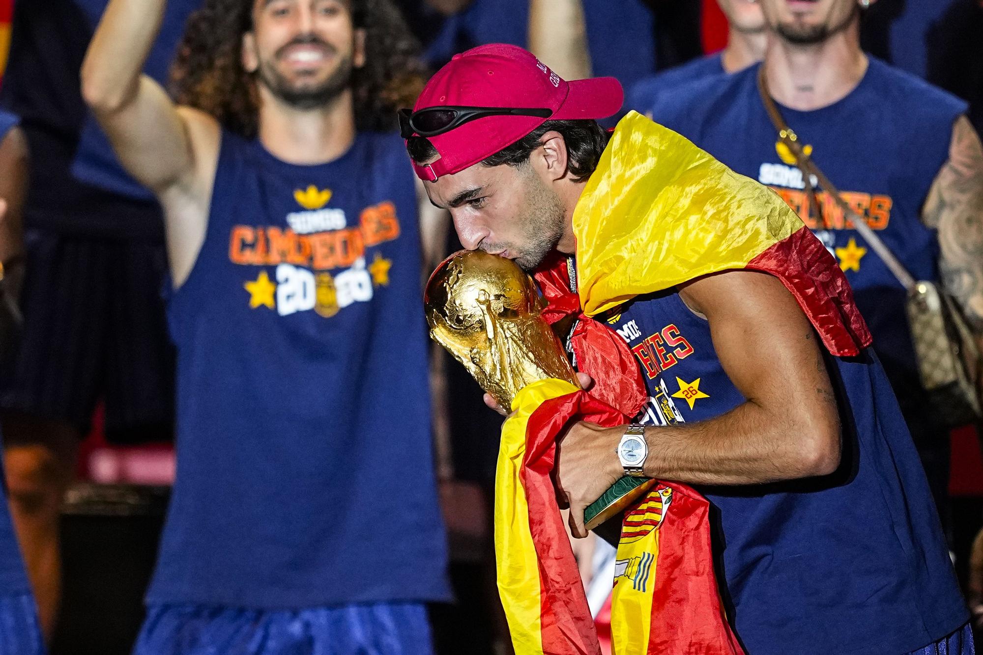 Futbolda Erkekler Arası Sevgi: Ferran Torres Neden Her Erkeği Öpemez?