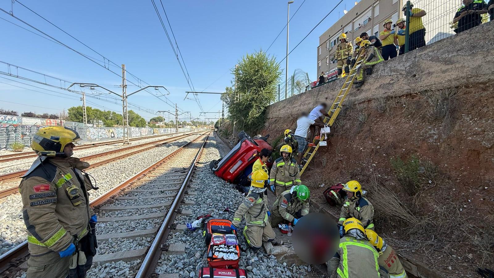 Barselona Yakınlarında Tren Hattına Araç Düştü: R4 Seferleri Normale Döndü