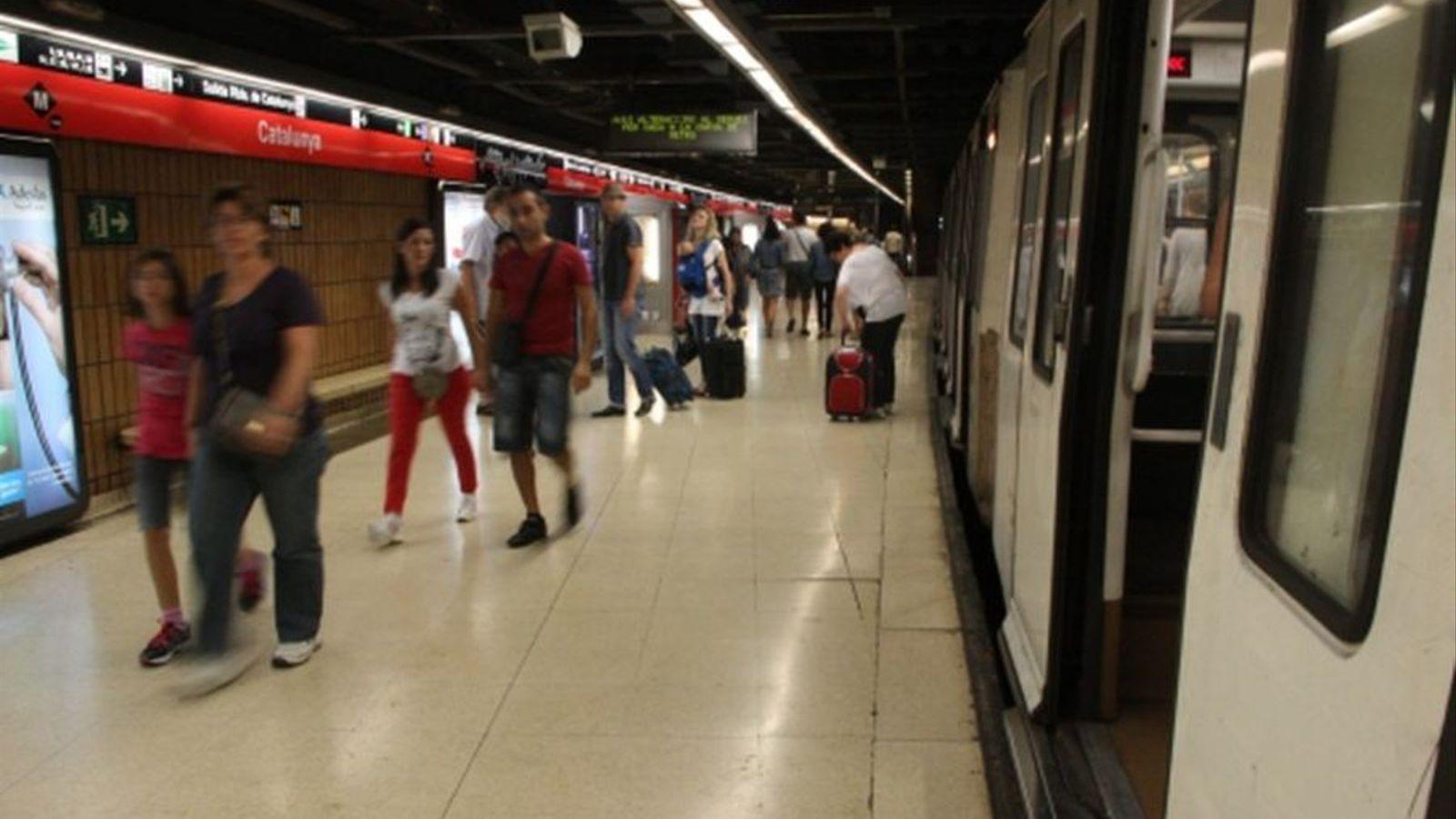 Barselona Metrosu'nda Duman Paniği: Collblanc İstasyonu Tahliye Edildi