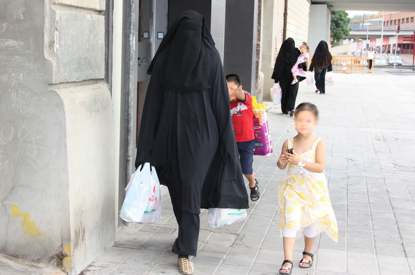 Lleida'da Kamusal Alanda Yüzü Kapatan Giysilere Yasak: 400 Euro Para Cezası Yolda