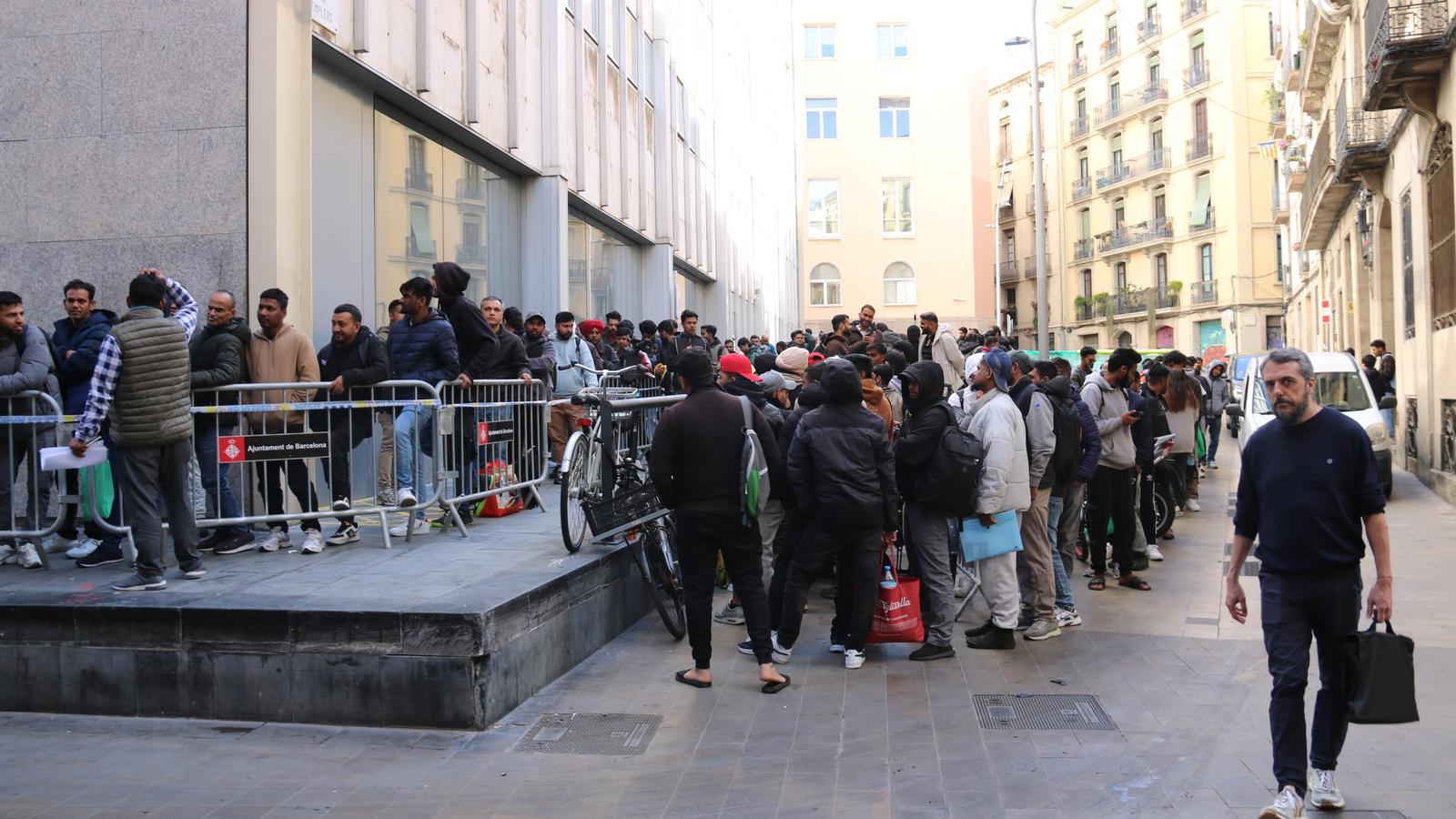 Barselona'da Göçmen Düzenlemesi Çilesi: Sokakta Geçen Geceler ve Collboni'ye Sert