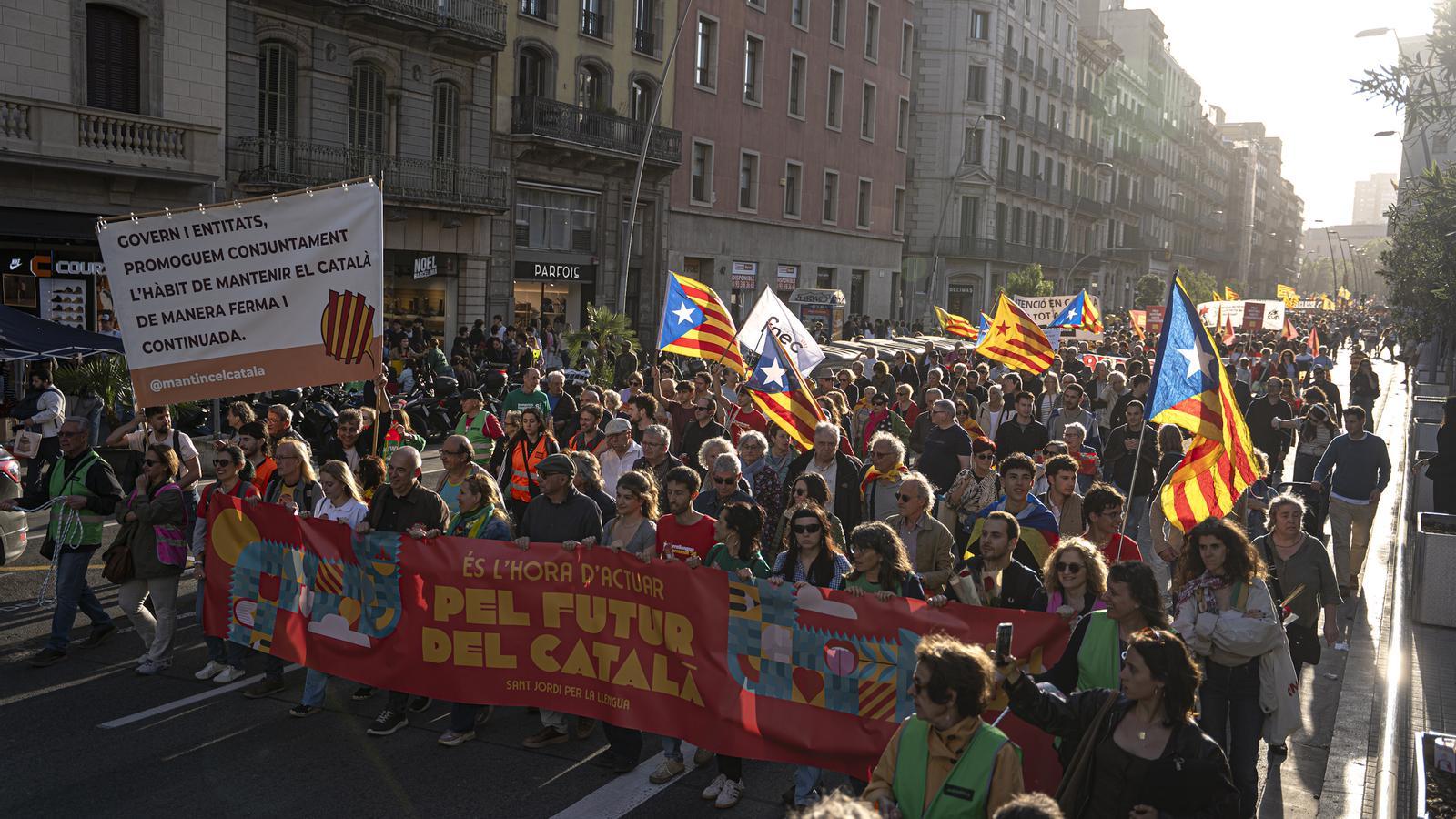 Barselona'da Katalanca ve Sant Jordi Geleneği İçin Büyük Yürüyüş: "Bu Sadece Kitap