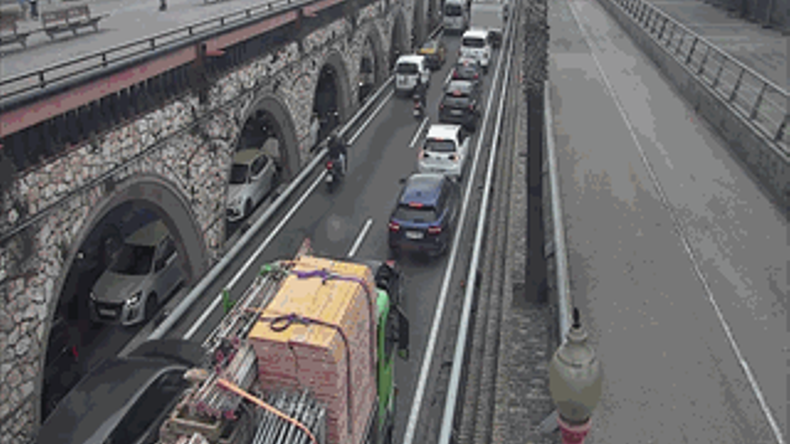 Barselona'da Trafik Krizi: Ronda Litoral'da Montjuïc Çıkışı Kapandı, Yoğunluk Dorukta