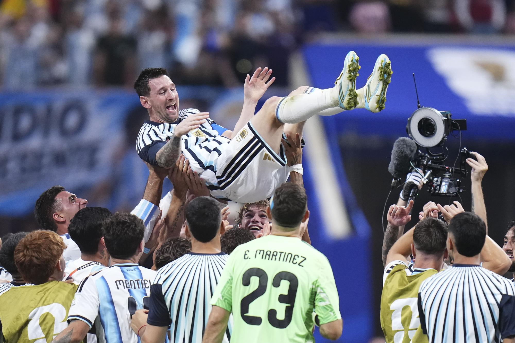 Messi'nin Arjantin'i Maradona'dan Miras Aldı: Dünya Kupası'nın Gizli Ritüeli