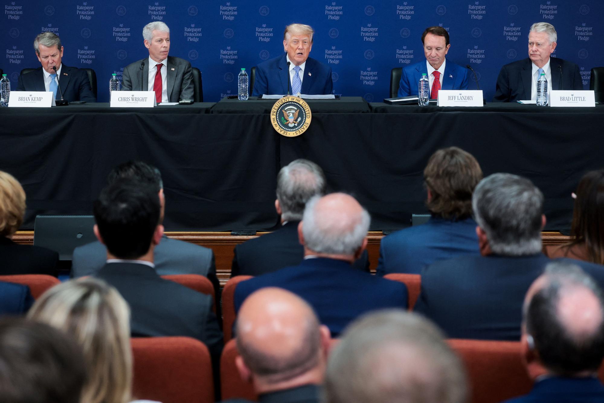 Donald Trump'tan Teknoloji Devlerine Enerji Hamlesi: Veri Merkezleri Faturayı Ödesin!
