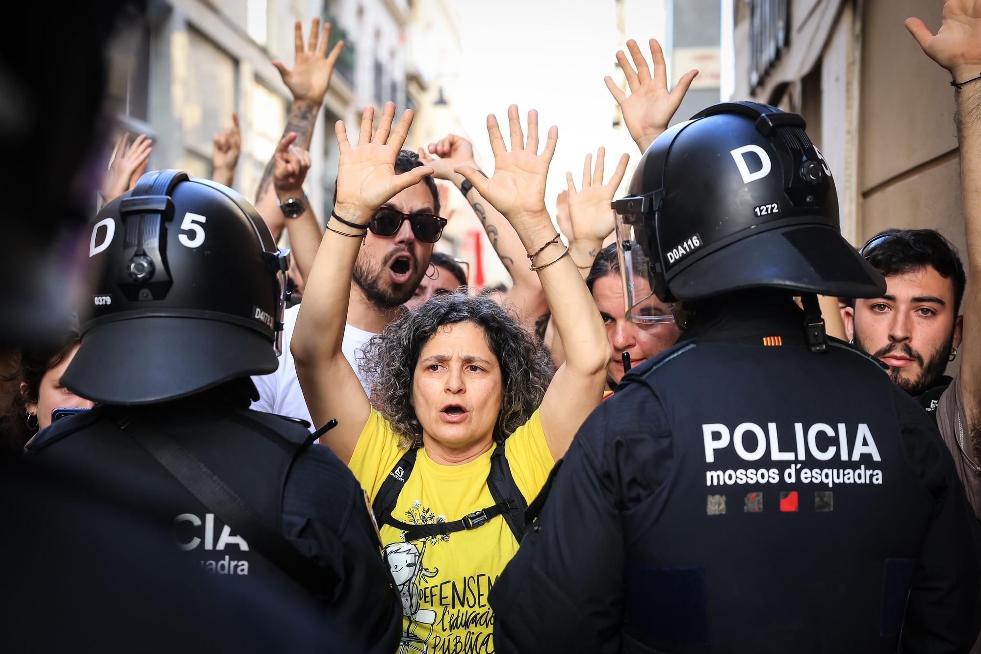 Katalonya'da Öğretmen Grevlerine Hassas Yaklaşım: Mossos'tan Polise 'Düşük Profil'
