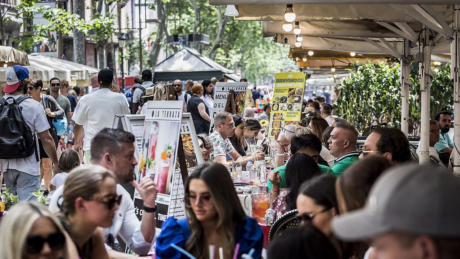 Barselona'nın Kalbi La Rambla'da Teraslar Tek Tip Oluyor: Estetik ve Düzenleme Hamlesi