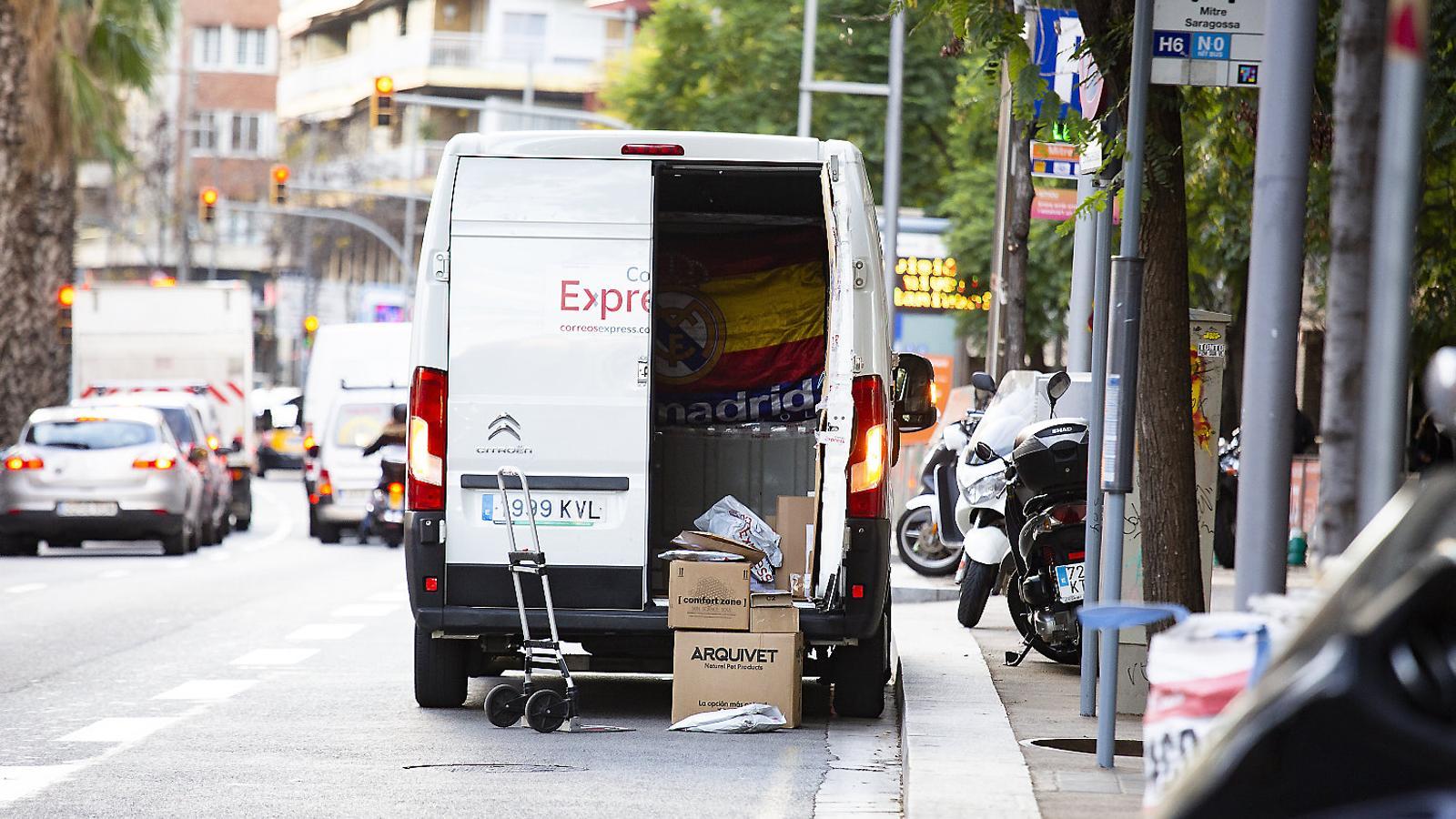 Barselona'da Kargo Furgonlarından Hırsızlık: İki Kişi Tutuklandı