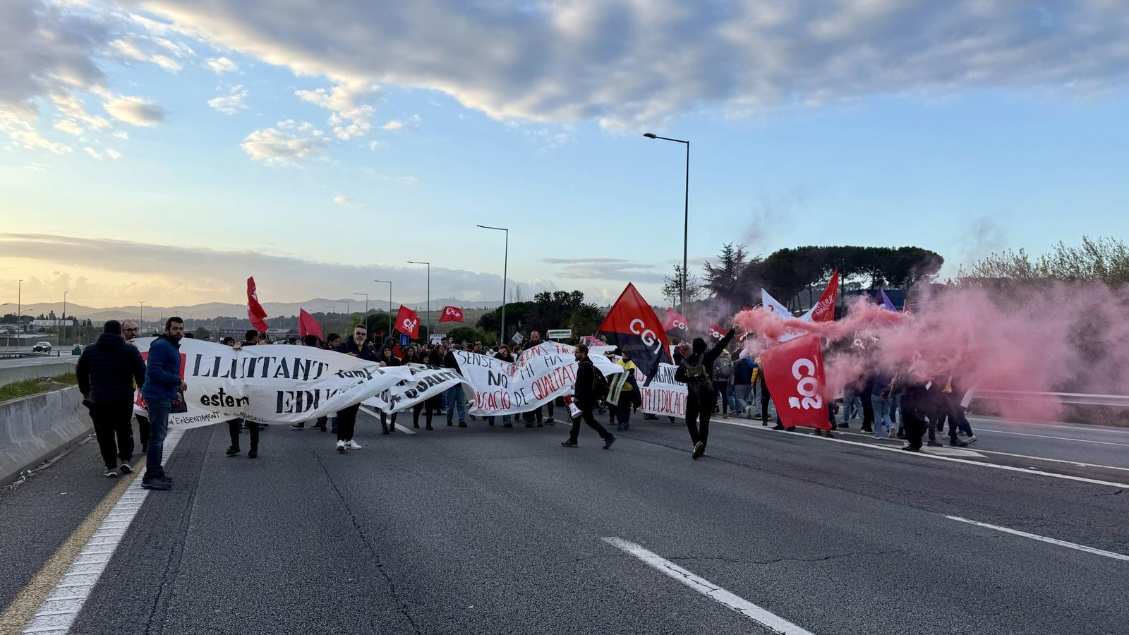 Katalonya'da Eğitim Grevleri Dorukta: Öğretmenler Otoyol Kesti, Destek Artıyor