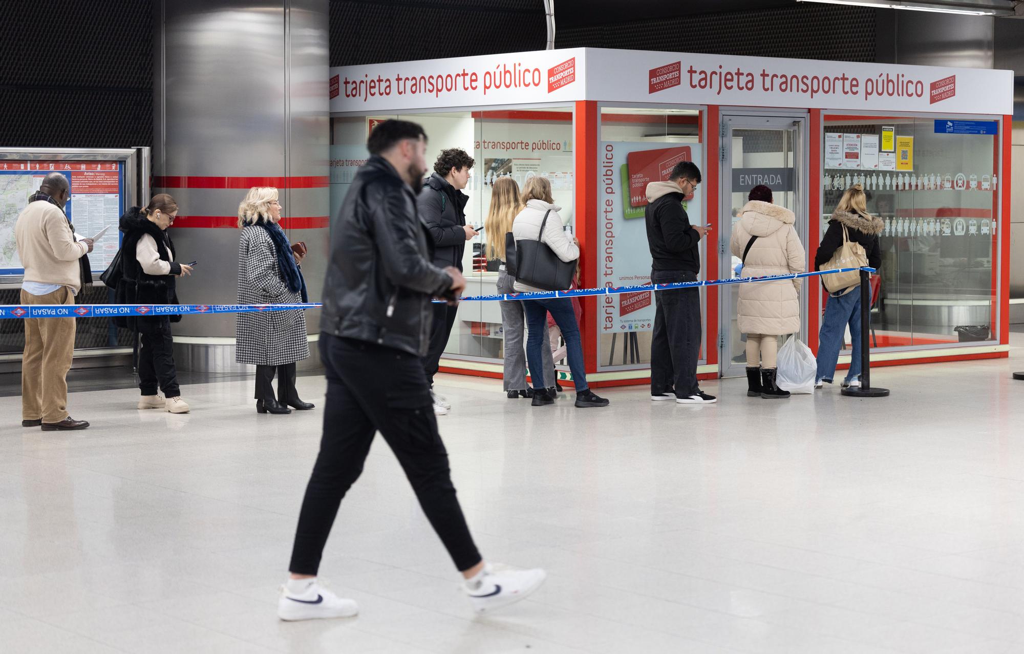 Madrid'de Ulaşım Kartı Krizi: Renfe'den Ayuso'ya 'Ayrımcılık' Suçlaması