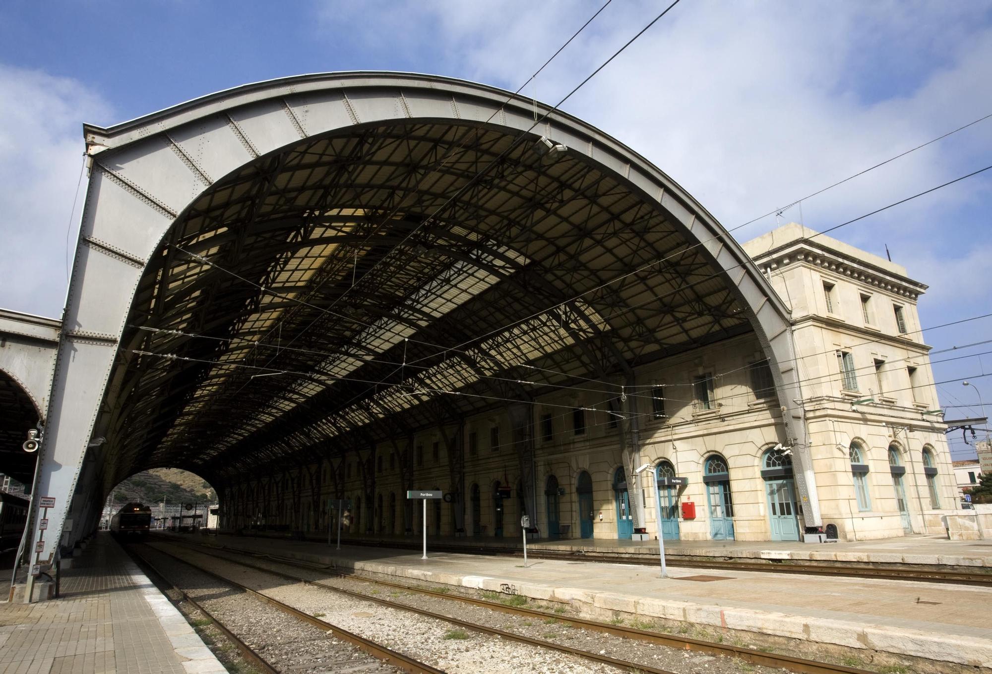 Renfe, Katalonya'nın Sınır Ötesi Stratejik İstasyonu Portbou'daki Tren Atölyesini