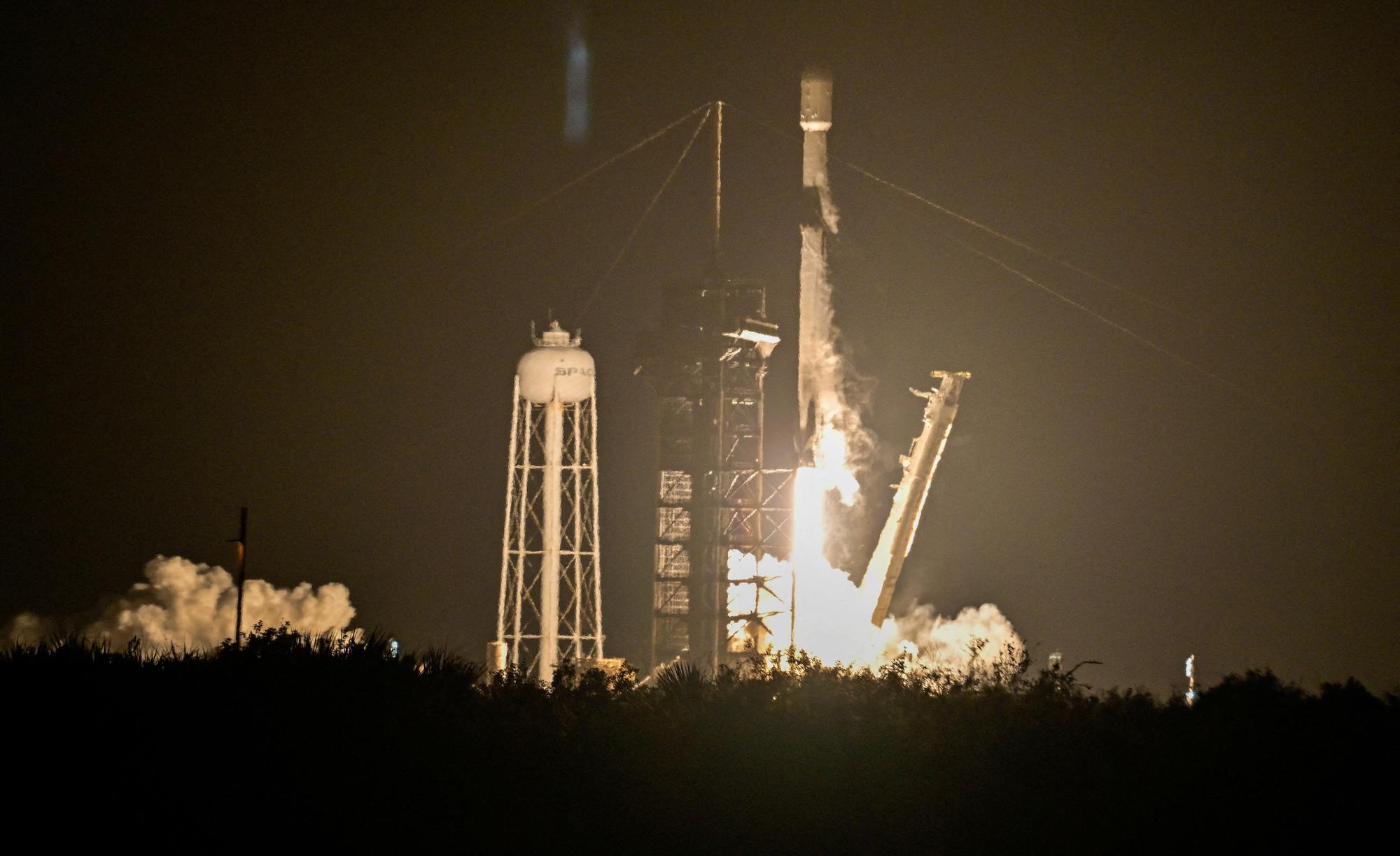 **SpaceX Roket Parçası Ay'a Çarptı: Uzay Çöpü Tehdidi ve Bilimsel Merak**
