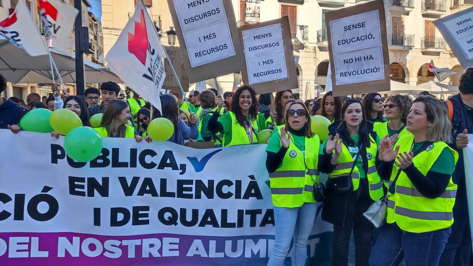 Valensiya'da Eğitim Grevi: Öğretmenler Talepleriyle Sokağa Çıktı