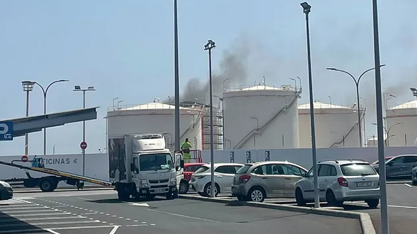 Gran Canaria'da Yakıt Tankı Patlaması: 1 Ölü, 3 Yaralı ve Güvenlik Endişeleri