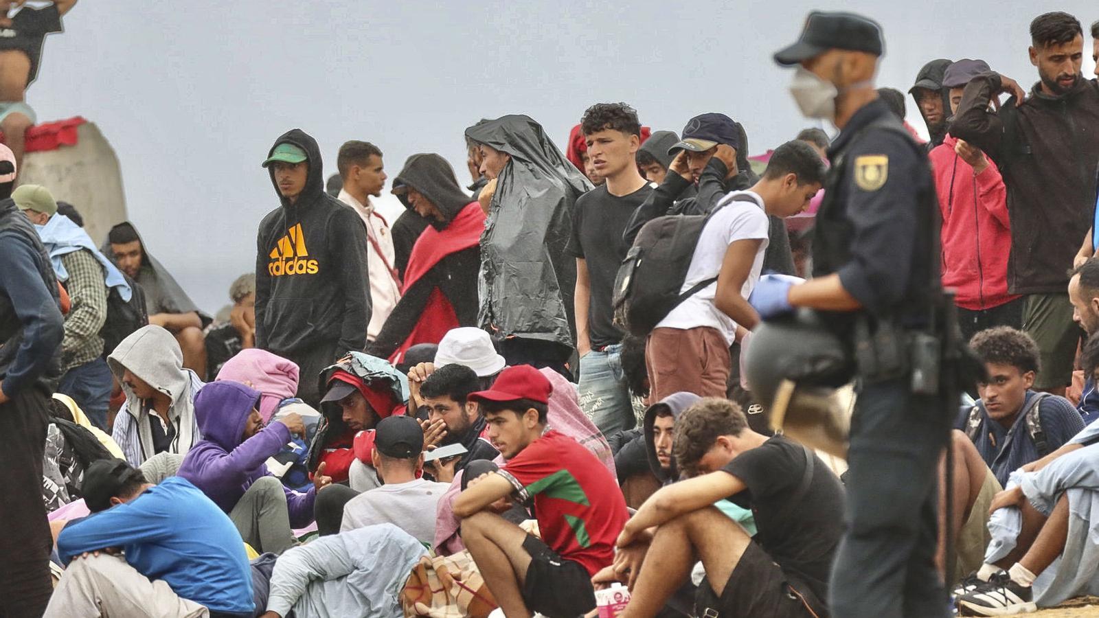Ceuta'da Trampolín Plajı'ndan Binden Fazla Göçmen Tahliyesi: Kriz Derinleşiyor