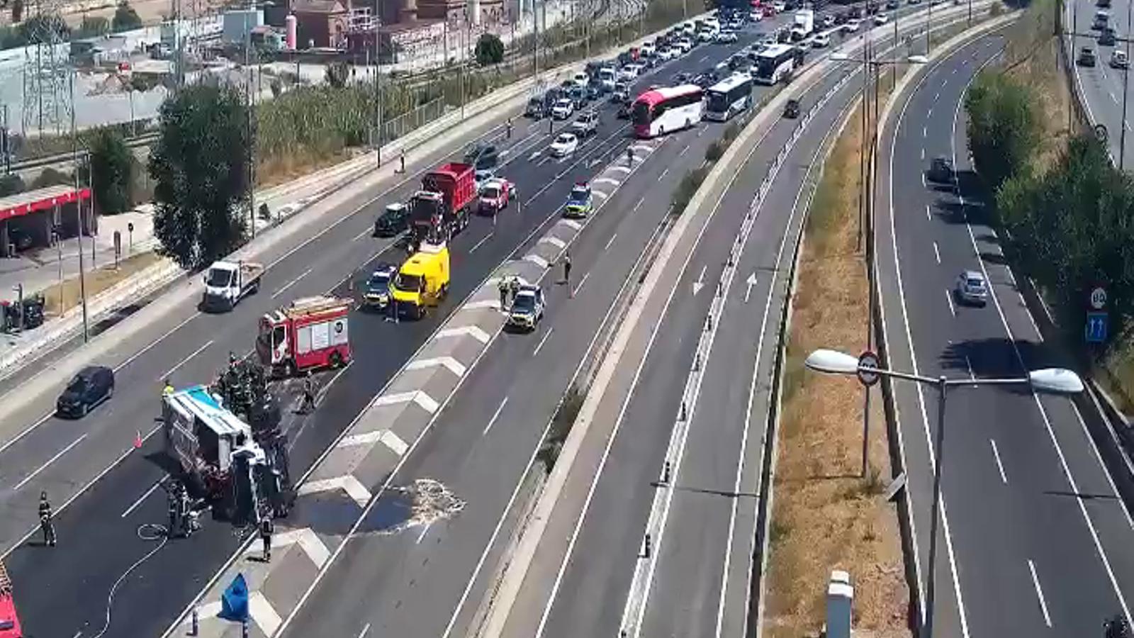 Barselona'da C-58 Otoyolu'nda Kaza: Çöp Kamyonu Devrildi, Trafik Felç Oldu