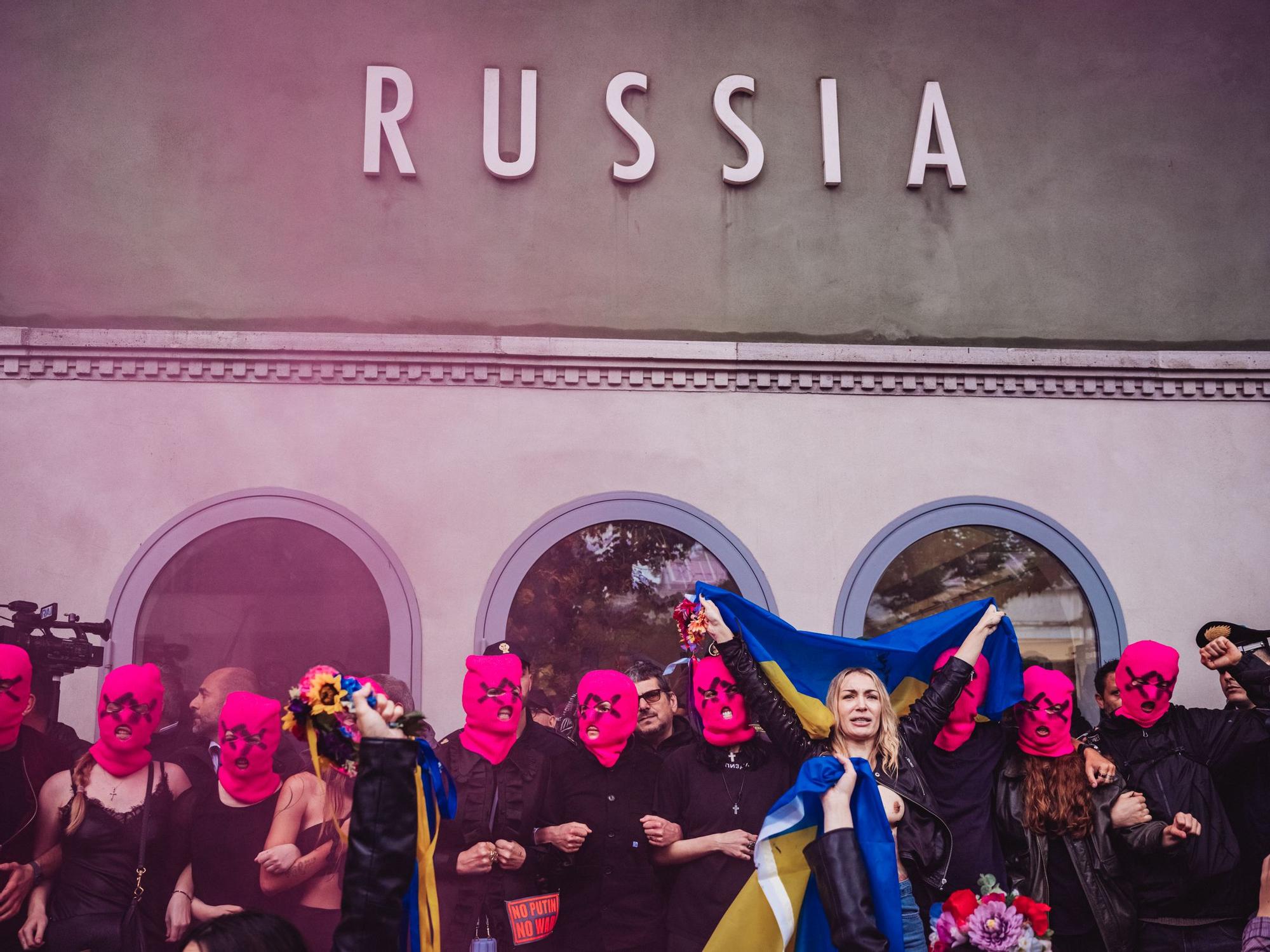 Pussy Riot, Venedik Bienali'nde Rusya Pavyonu'nu Basarak Savaş Karşıtı Mesaj Verdi