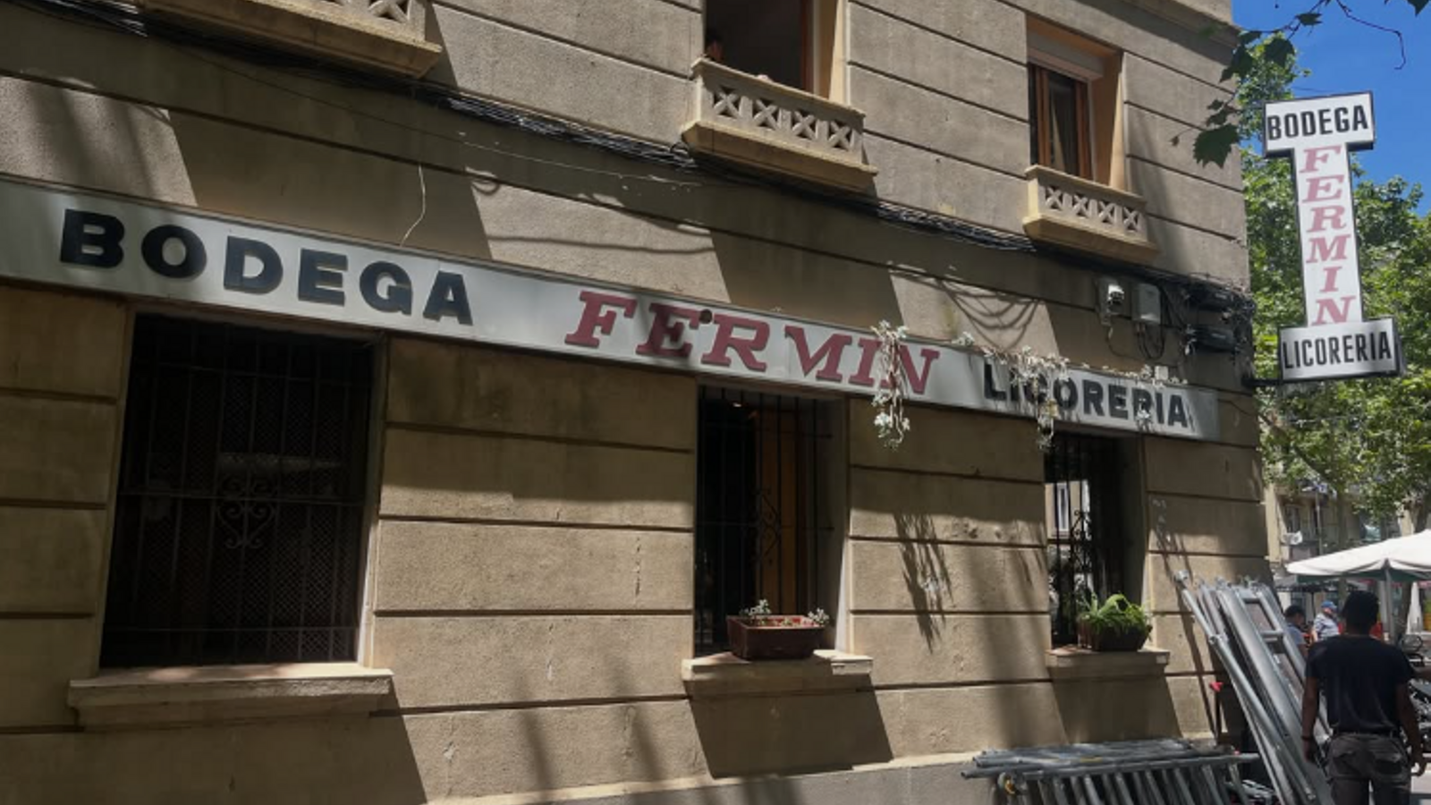 Barselona'da Tarihi Bodega Fermín'in Tabelaları Sökülüyor: Kent Estetiği Gelenekle