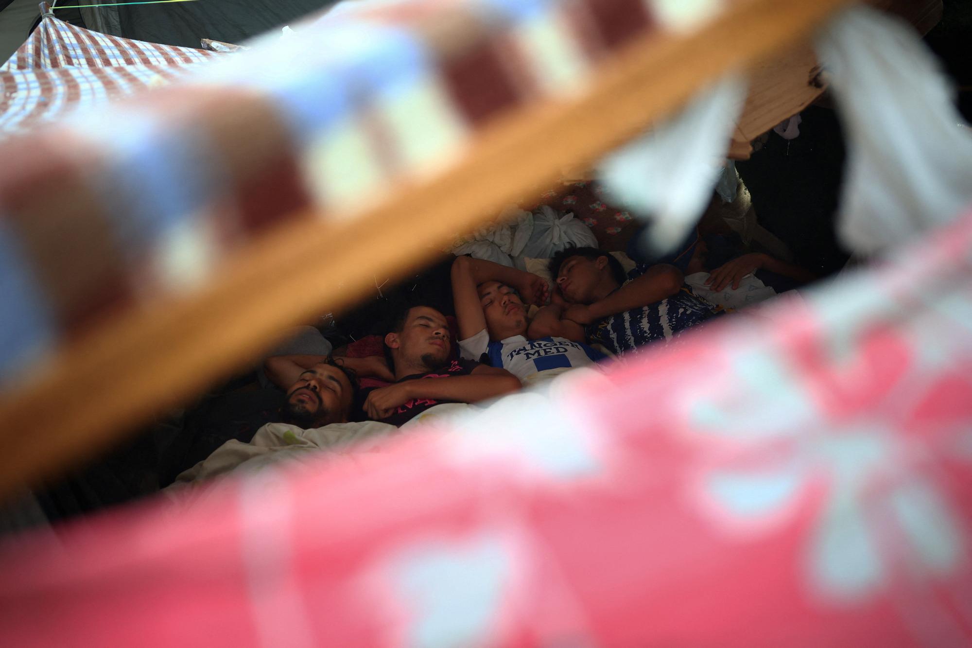 Ceuta'da Göçmen Krizi Derinleşiyor: El Trampolín Plajı Bir Umut Kampına Dönüştü