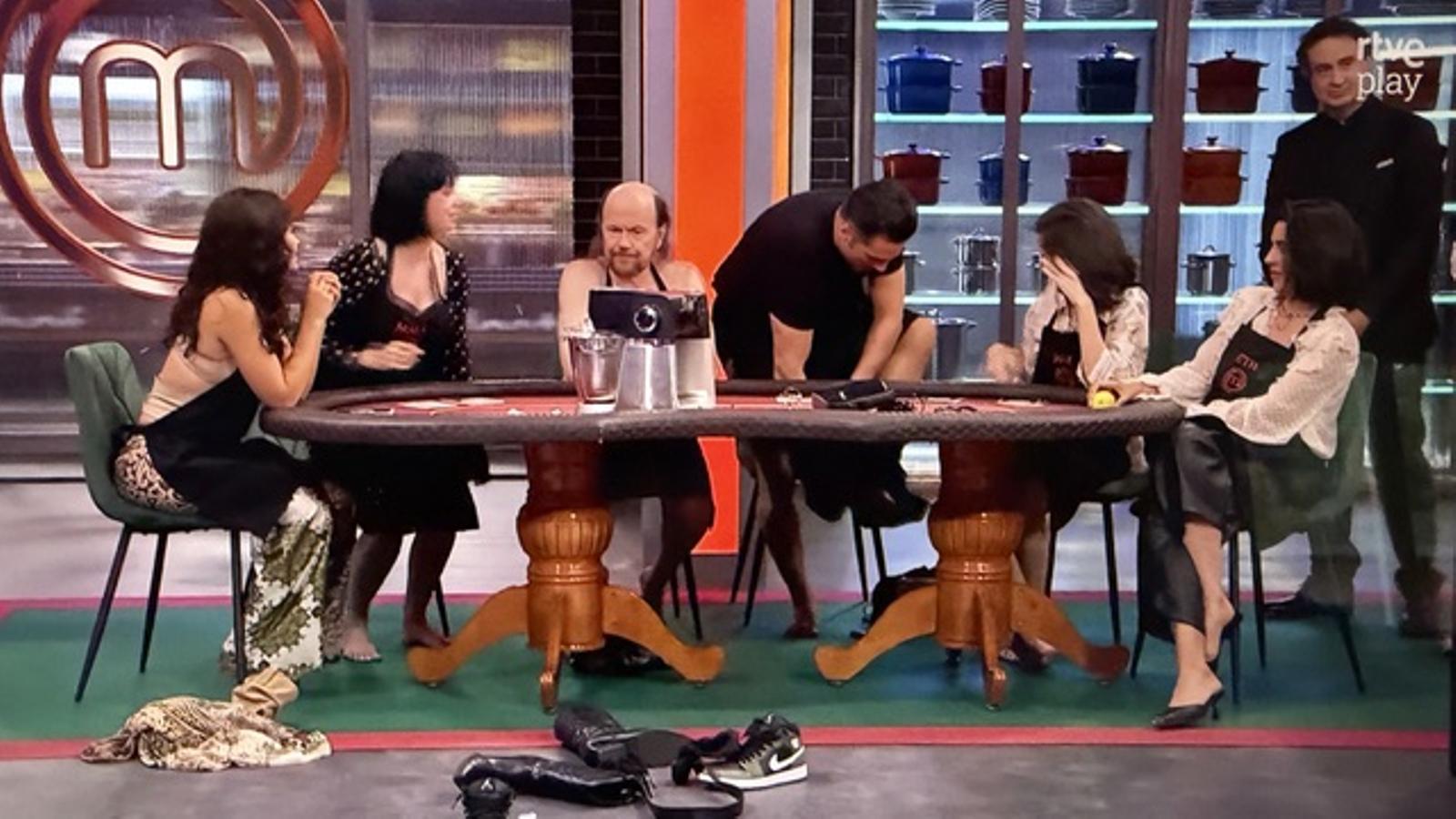 MasterChef İspanya'da Tartışma Yaratan 'Striptease' Skandalı: Malzeme İçin Soyunma!