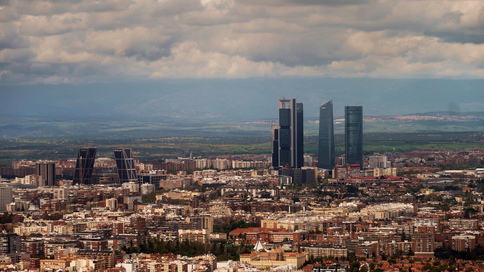 Madrid'in Kalbindeki Gökdelende Duman Paniği: Tahliye Gerçekleşti