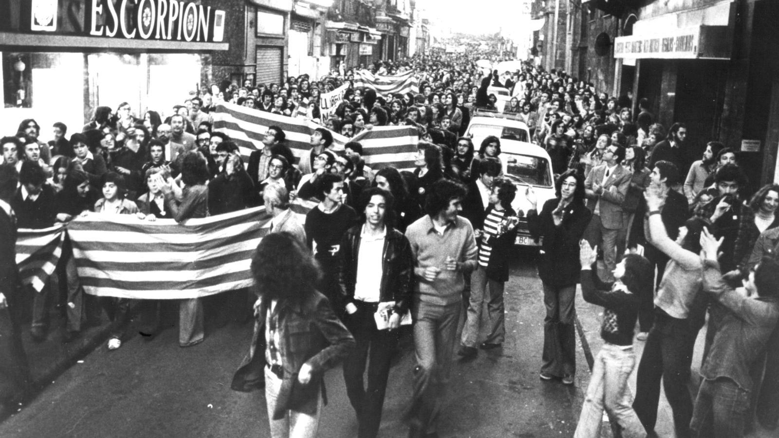 Sant Jordi 1976: Coşku ve Kovalamacalarla Geçen Tarihi Kutlama