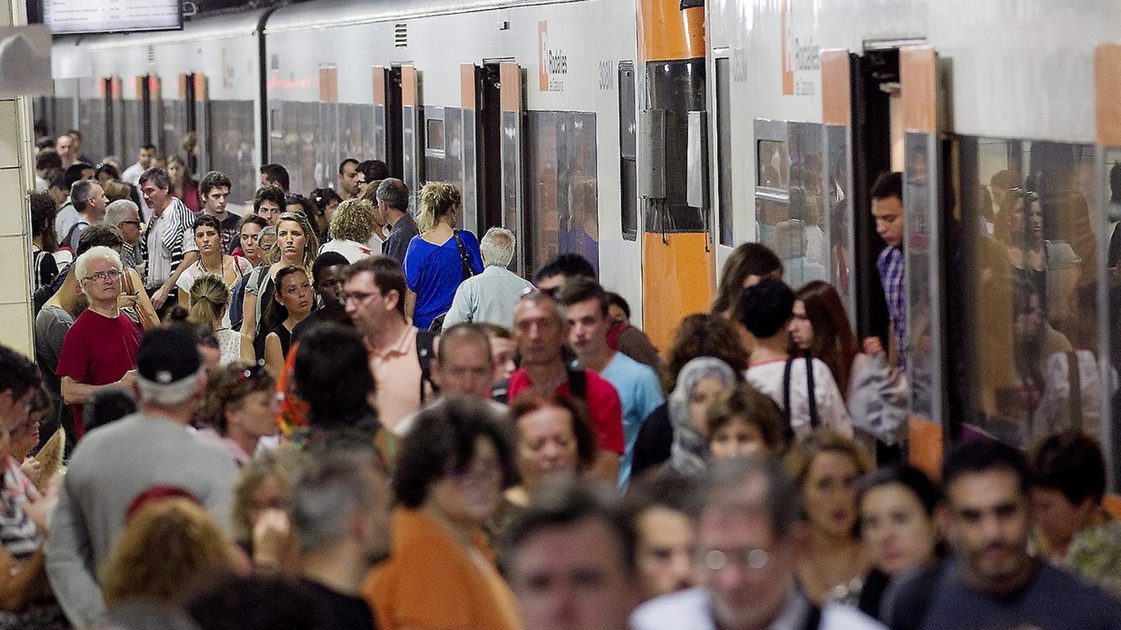 Katalonya'da Raylı Sistem Kaosu: Renfe'nin '2,5 Dakika Gecikme' İddiası Şaşırttı