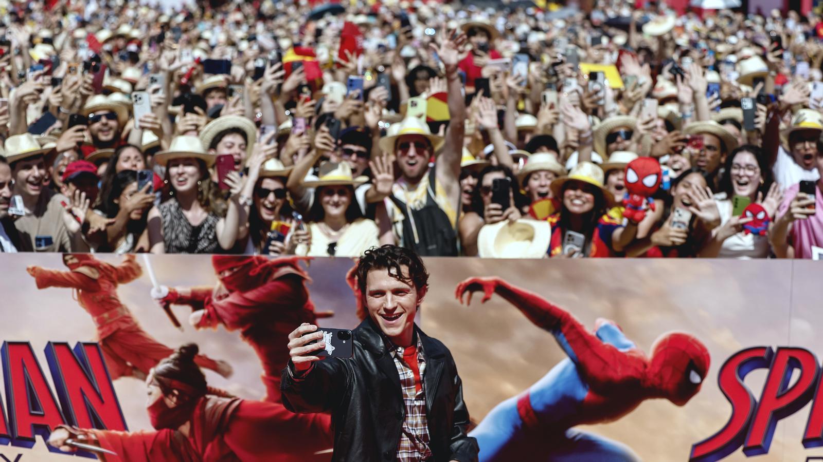 Madrid'de Dünya Kupası Heyecanı: Tom Holland'dan İspanya Milli Takımı Fan Bölgesine Destek