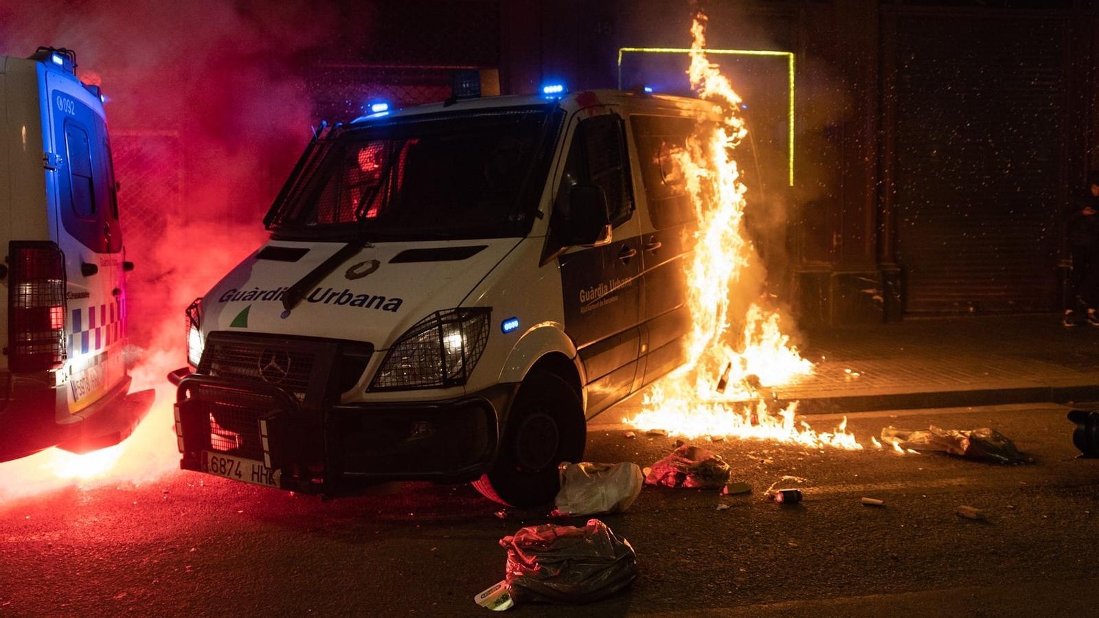 Barselona'da Hasél Protestolarında Polis Aracını Yakanlara 27 Yıla Kadar Hapis İstemi