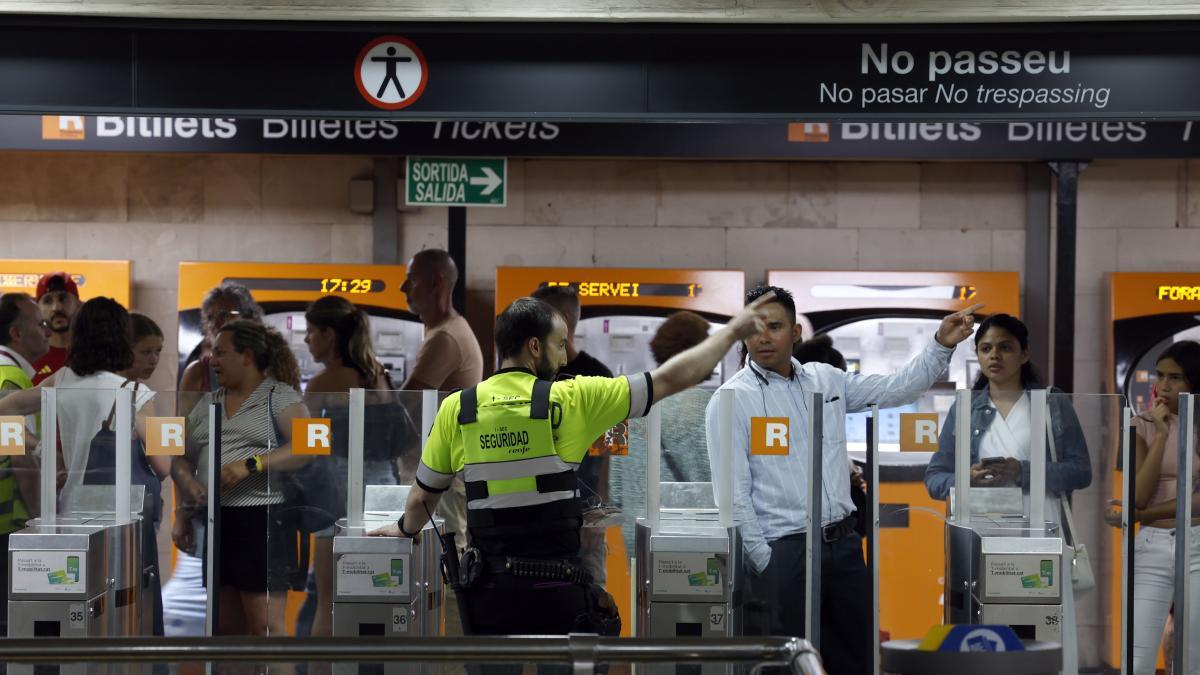 Barselona'da Ray Yakınındaki Yangın R1 ve R4 Tren Hatlarını Durdurdu
