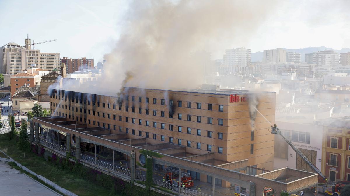 Málaga'daki Otel Yangını Yeniden Alevlendi: Yüzlerce Kişi Tahliye Edildi, Söndürme