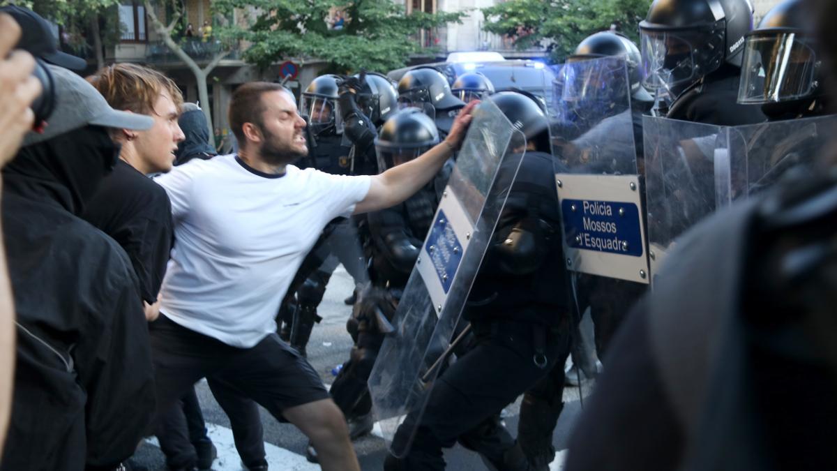 Barselona'da Neonazi Gösterisine Karşı Çıkan Antifaşistlere Polis Müdahalesi