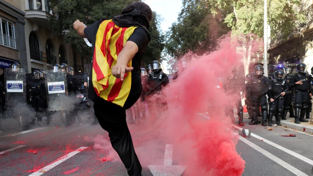 Barselona'da Antifaşist Gösteri Sonrası Çıkan Olaylarda 18 Kişi Gözaltına Alındı
