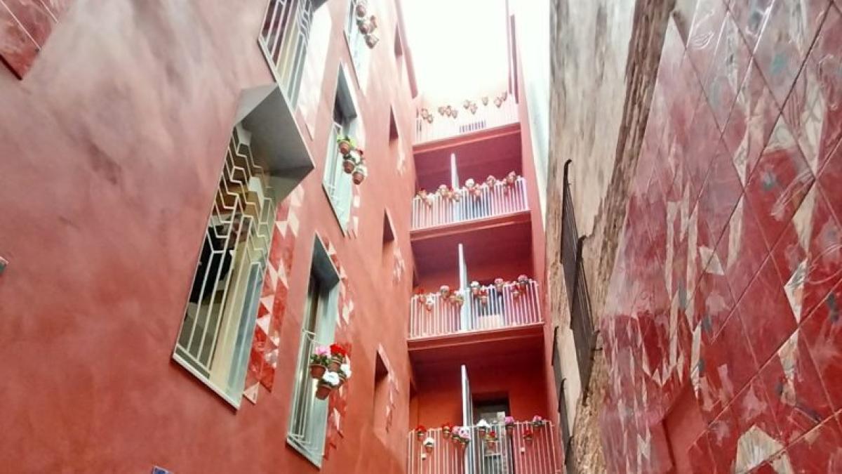 Barselona'nın Tarihi Raval Mahallesi'nde Gençlere Yönelik Sosyal Konut Hamlesi