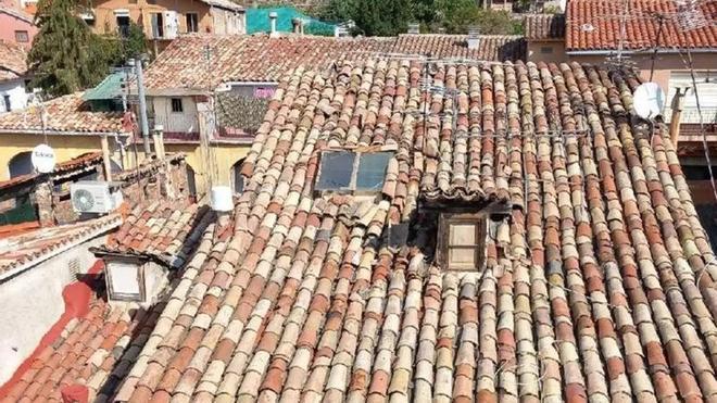 Berga'da Çatısı Çöken Metruk Evler Komşu Binaları Tehdit Etti: Tahliye Kararı!