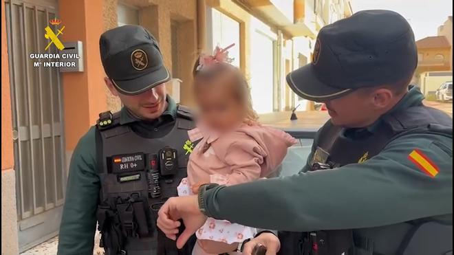 Murcia'da Kahraman Guardia Civil Memurları, Boğulan Bebeği Heimlich Manevrasıyla Kurtardı