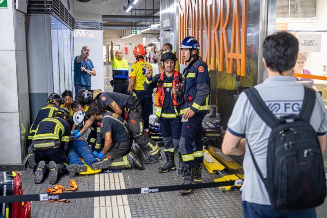 Barselona'da İş Kazası: FGC Espanya İstasyonu'nda Bakım Görevlisi Yaralandı