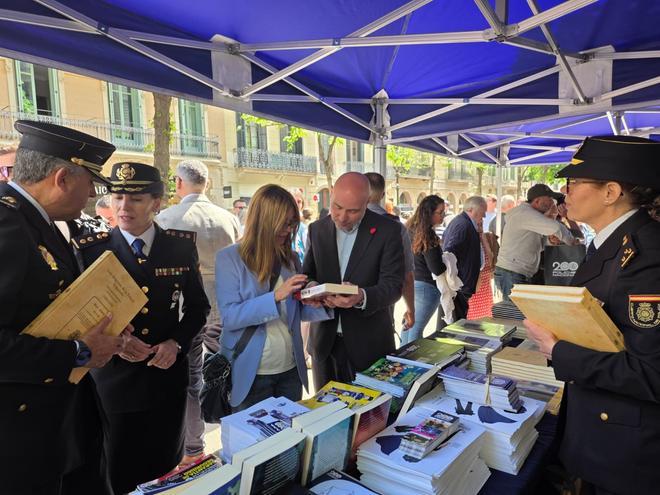 Barselona'da Sant Jordi Kutlamalarında Polisten Kültür Hamlesi: İlk Kez Kitap Standı