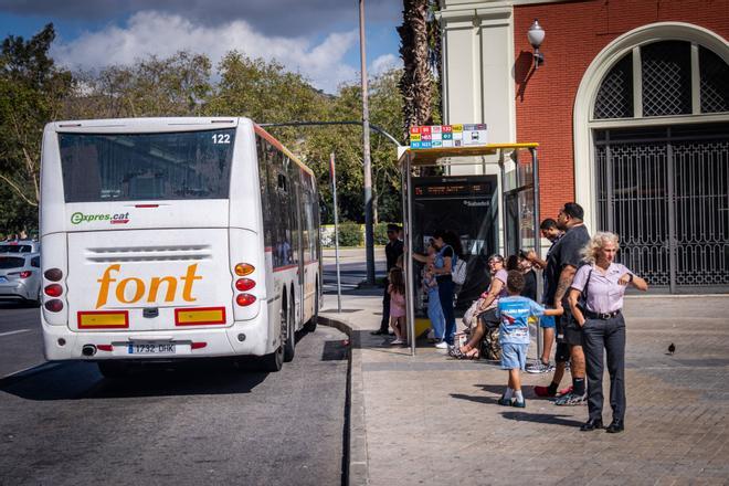 Barselona Şehirlerarası Otobüslerinde Yeni Dönem: T-Mobilitat Kartı İnişte de Okutulacak