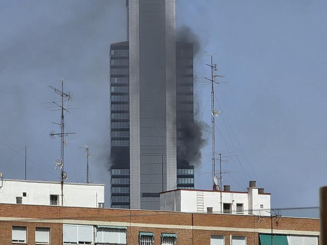 Madrid'in İş Merkezi Kalbinde Alarm: Bir Gökdelende Duman Paniği