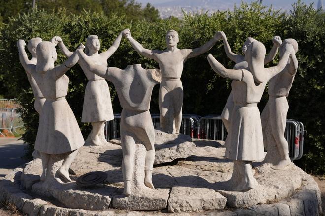 Barselona'nın Sembolü Sardana Anıtı Yine Hasar Gördü: Kamyon Kazası Heykelleri Parçaladı