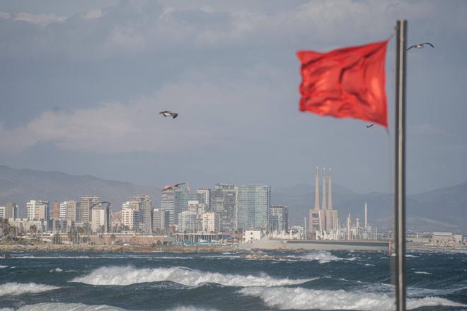 Barselona Sahillerinde Dev Dalga Alarmı: Mendirekler Kapatıldı, Kırmızı Bayrak Çekildi