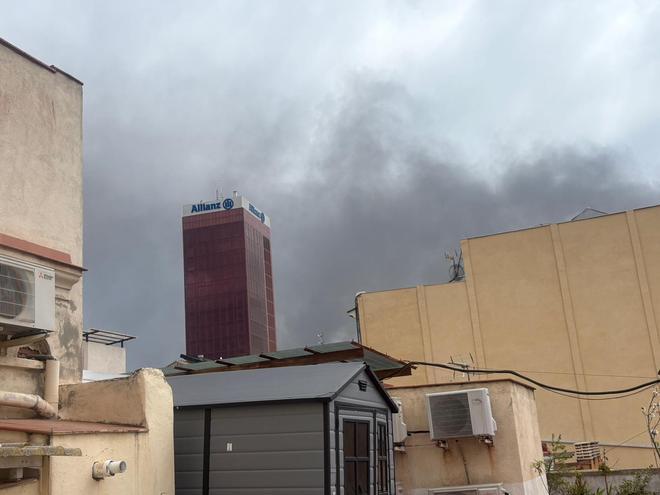 Barselona Limanı'nda Büyük Yangın: Şehri Kaplayan Siyah Duman Endişe Yarattı