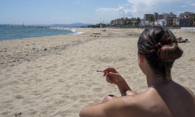Barselona Çevresindeki 14 Belediyeden Plajda Sigara İçenlere Ağır Ceza: 750 Euro'ya