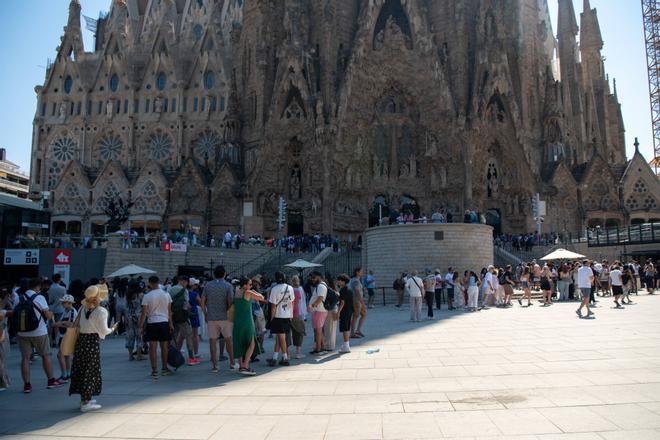 Barselona'nın Turistik Kalbi: 2026'da Ziyaretçilerin Gözdesi Sagrada Família ve Tarihi