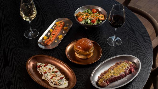 Barselona'da Çığır Açan Konsept: Revel Bar'da Hem Lezzet Hem Lüks Otomobil Deneyimi