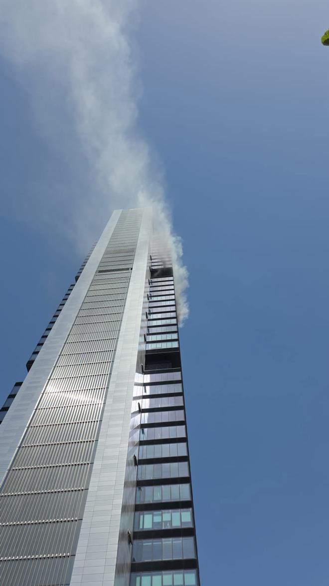 Madrid Finans Bölgesinde Torre Moeve Yangını: Sıcak Hava ve Tahliye Gerilimi