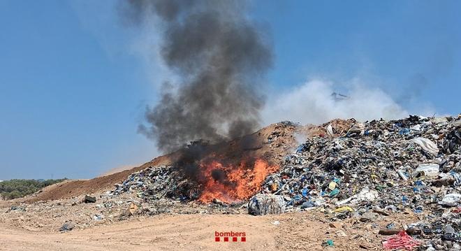 Barselona Yakınlarında Çöp Depolama Alanında Yangın: Ekipler Müdahale Ediyor
