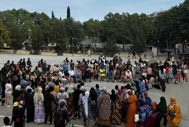 **Mataró'da Tahliye Gerilimi: İki Ailenin Evden Çıkarılması Güvenlik Nedeniyle Ertelendi**